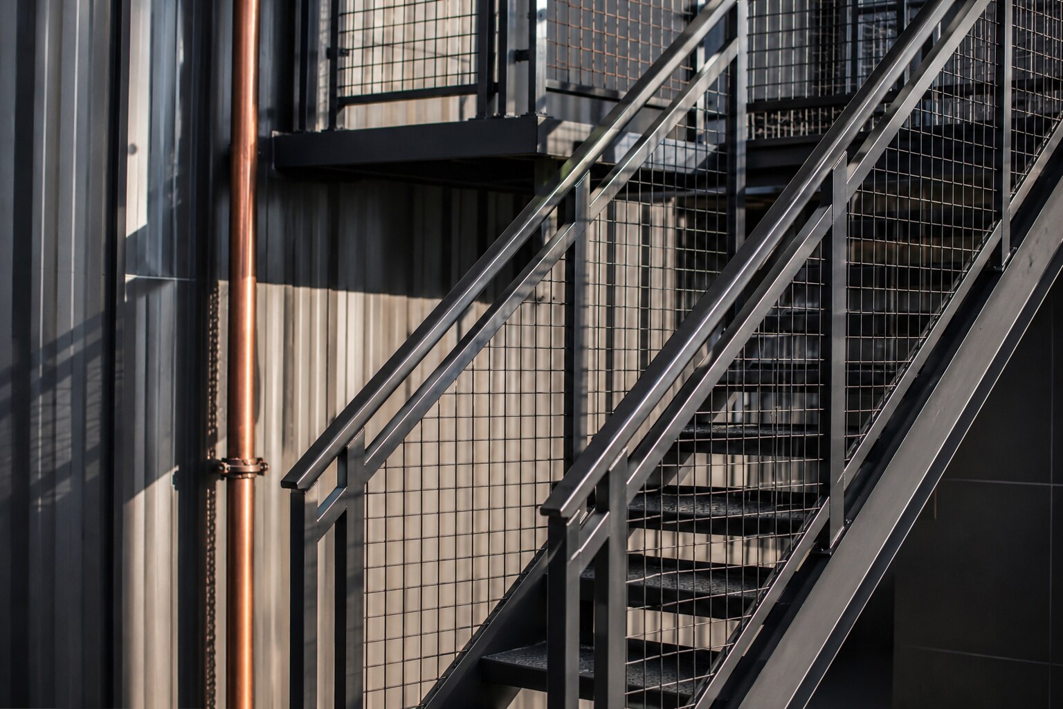 Escalier métallique avec garde-corps grillagé